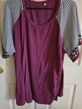 Women’s Short Sleeve Scoop Neck Tee in Wine with Striped & Leopard Sleeves